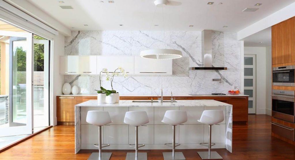 cocina-moderna-de-madera-y-marmol-Foto cocinasconestilo