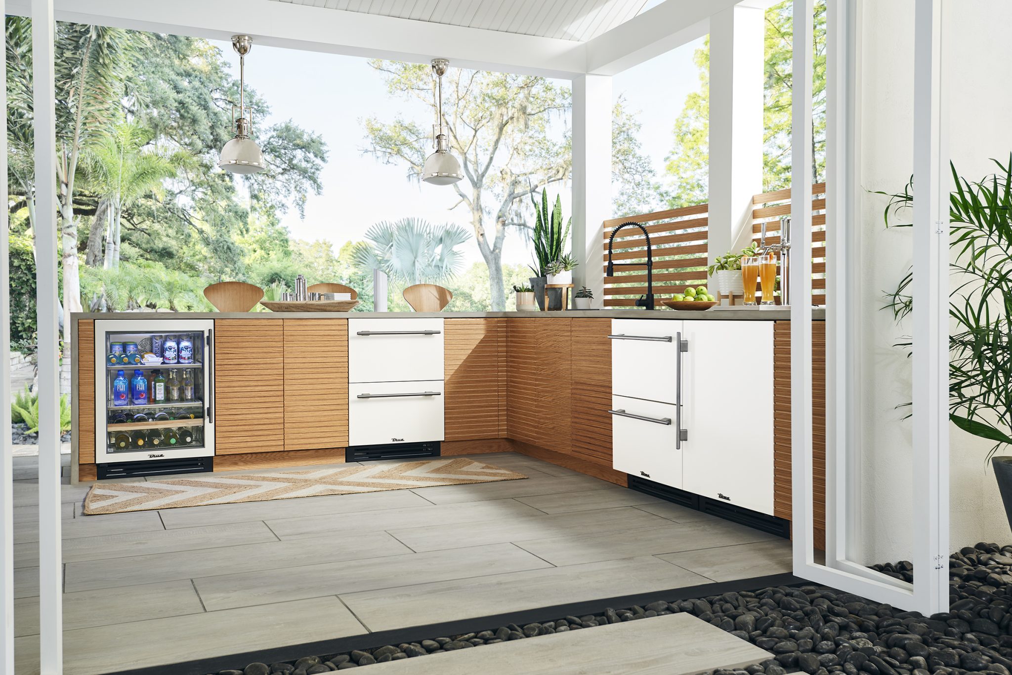 True_OutdoorSet_OutsideIn-MID